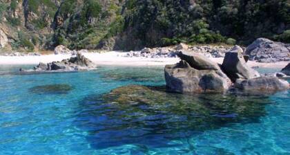 Villa Blue Sea, first floor apartment, beachfront with pool