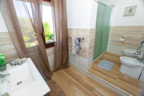 Regadera, secadora de cabello, bidet, toallas 