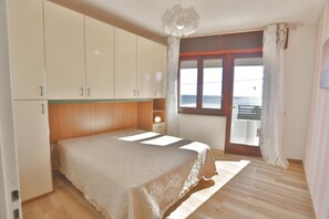3 Schlafzimmer, Schreibtisch, Bügeleisen/Bügelbrett, Reisekinderbett