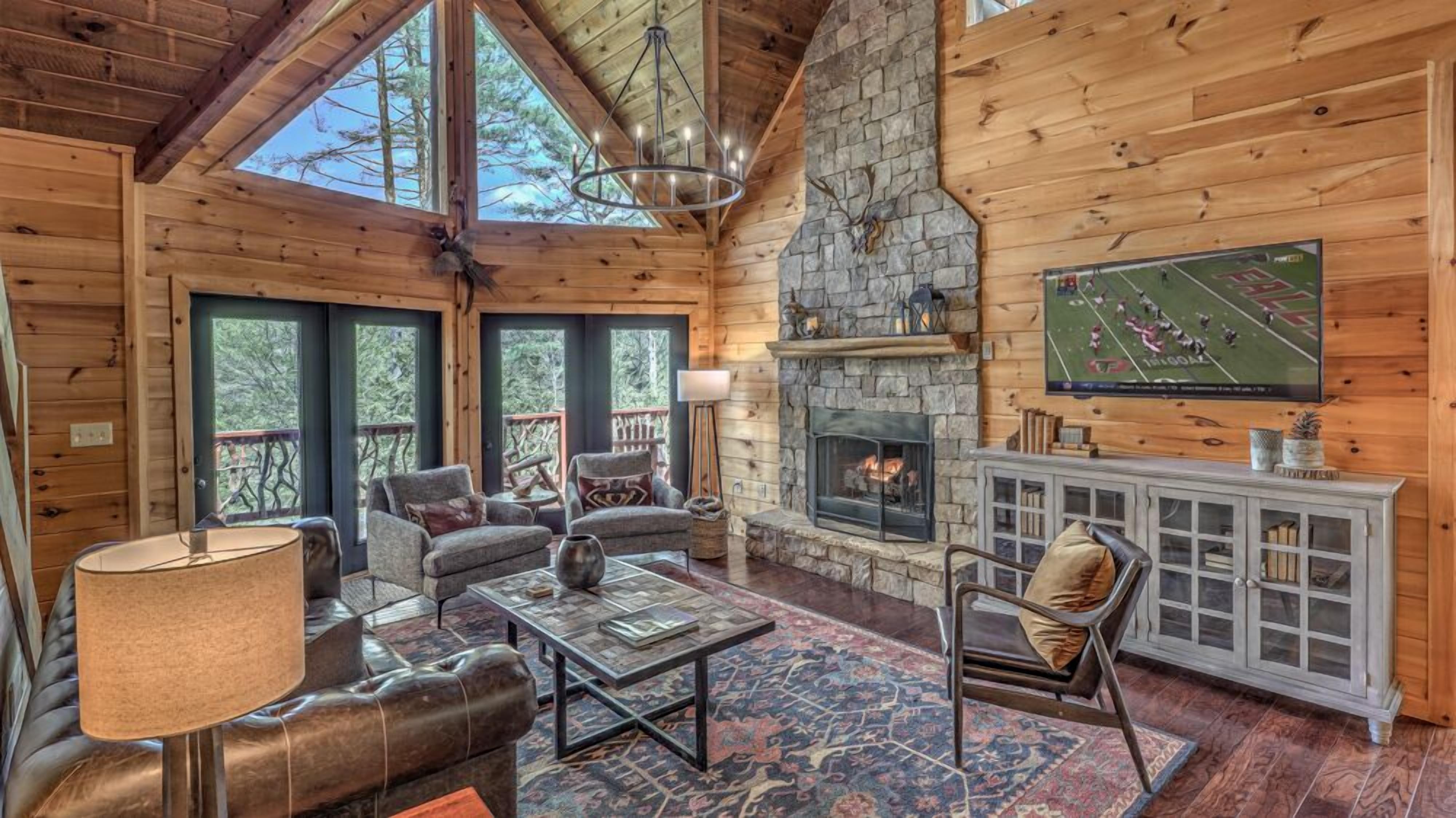 Télévision à écran plat, cheminée, écrans d'ordinateur