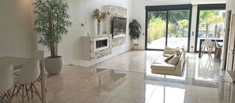 Villa with pool 15 minutes from Paris