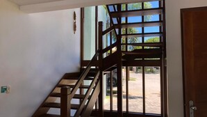 A staircase leading to a balcony with a view of a courtyard. - Beach House Vacation Rental 15 to 22 July 2022 Costa do Sauípe BA (Mata de São João)