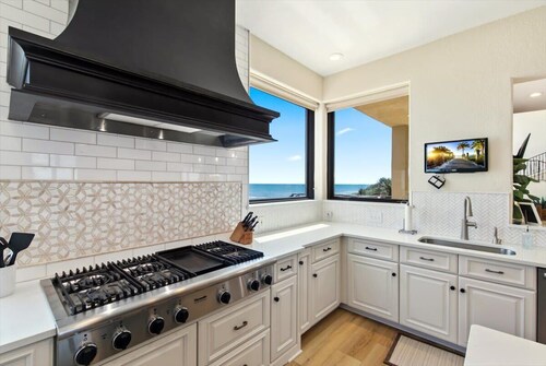 Beachfront Villa, Panoramic Deck & Private Beach