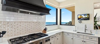 Beachfront Villa, Panoramic Deck & Private Beach