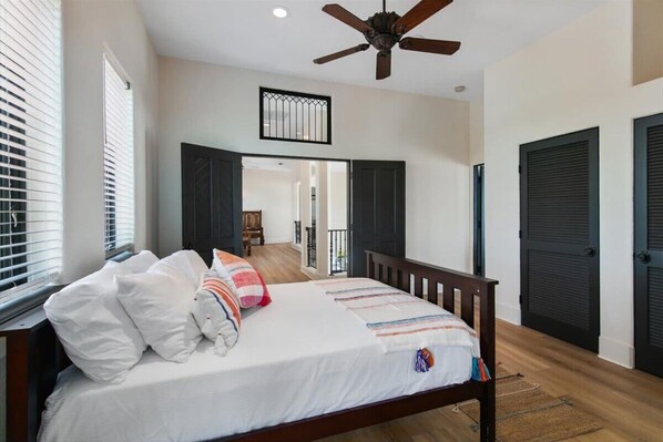 7 bedrooms, desk, iron/ironing board, travel crib