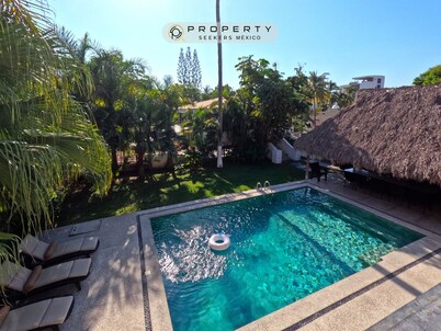 Steps from the beach, pool, games room and privacy!