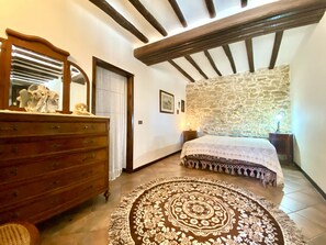 4 chambres, coffres-forts dans les chambres, fer et planche à repasser