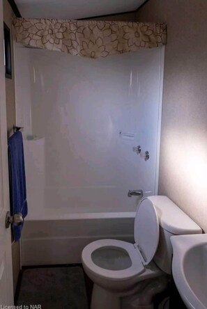 Combined shower/tub - 3 Bedroom Cottage in Vine Ridge Resort with pool (Niagara-on-the-Lake)