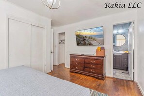 4 habitaciones, tabla de planchar con plancha y cuna de viaje 