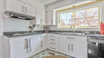 Jääkaappi, kahvin-/teenkeitin, keittoastiat/astiat/ruokailuvälineet