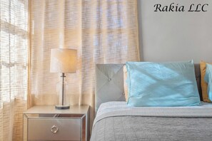 4 chambres, fer et planche à repasser, lit de bébé portatif