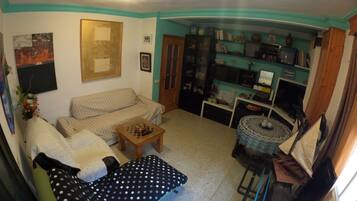 Een televisie en boeken