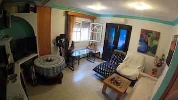 Een televisie en boeken