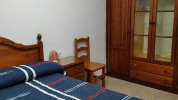 4 slaapkamers, een strijkplank/strijkijzer, gratis wifi, beddengoed