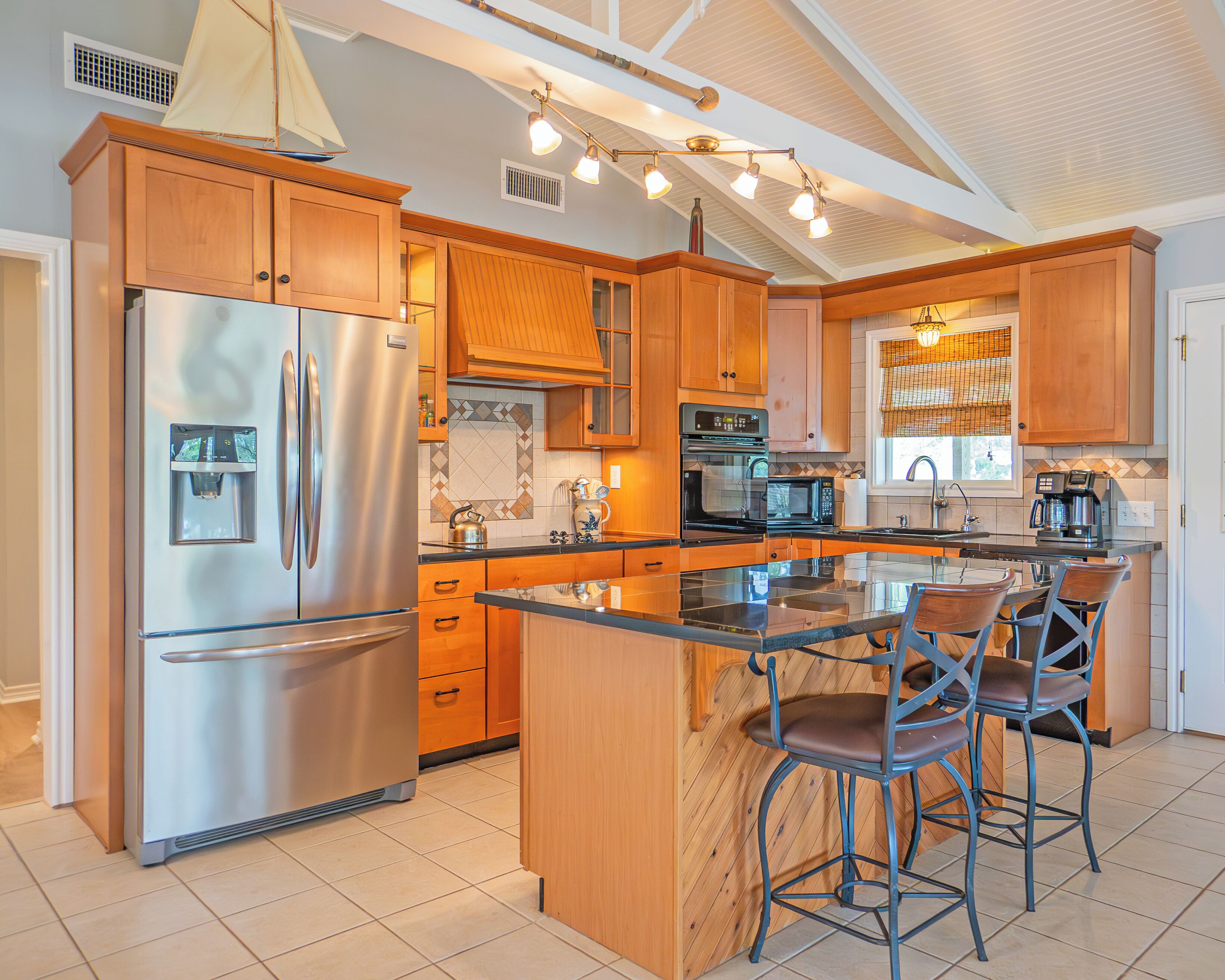 冷蔵庫、電子レンジ、オーブン、コンロ