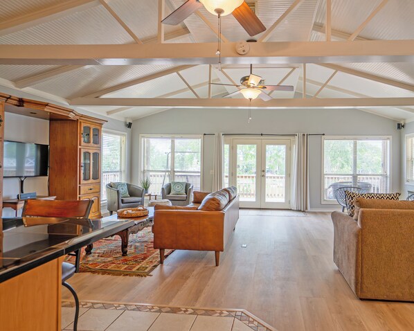 Fernseher, Tischtennisplatte