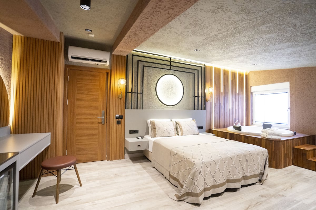 King Deluxe Room with Jacuzzi | Premium bedding, minibar, in-room safe, iron/ironing board