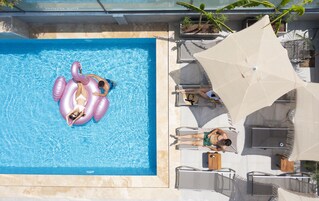 Una piscina al aire libre de temporada, camas de piscina gratis