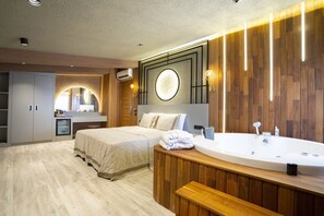 King Deluxe Room with Jacuzzi | Ropa de cama de alta calidad y minibar 