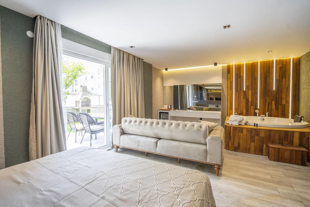 garden deluxe room with jacuzzi | 1 bedroom, premium bedding, minibar, in-room safe