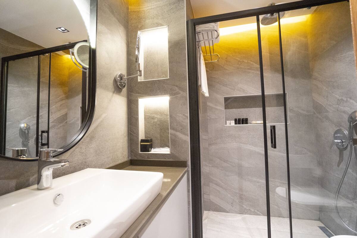 shower, rainfall showerhead, eco-friendly toiletries, hair dryer