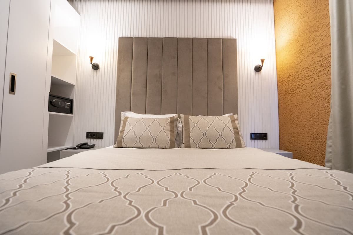 Economy tweepersoonskamer | Luxe beddengoed, een minibar, een kluis op de kamer