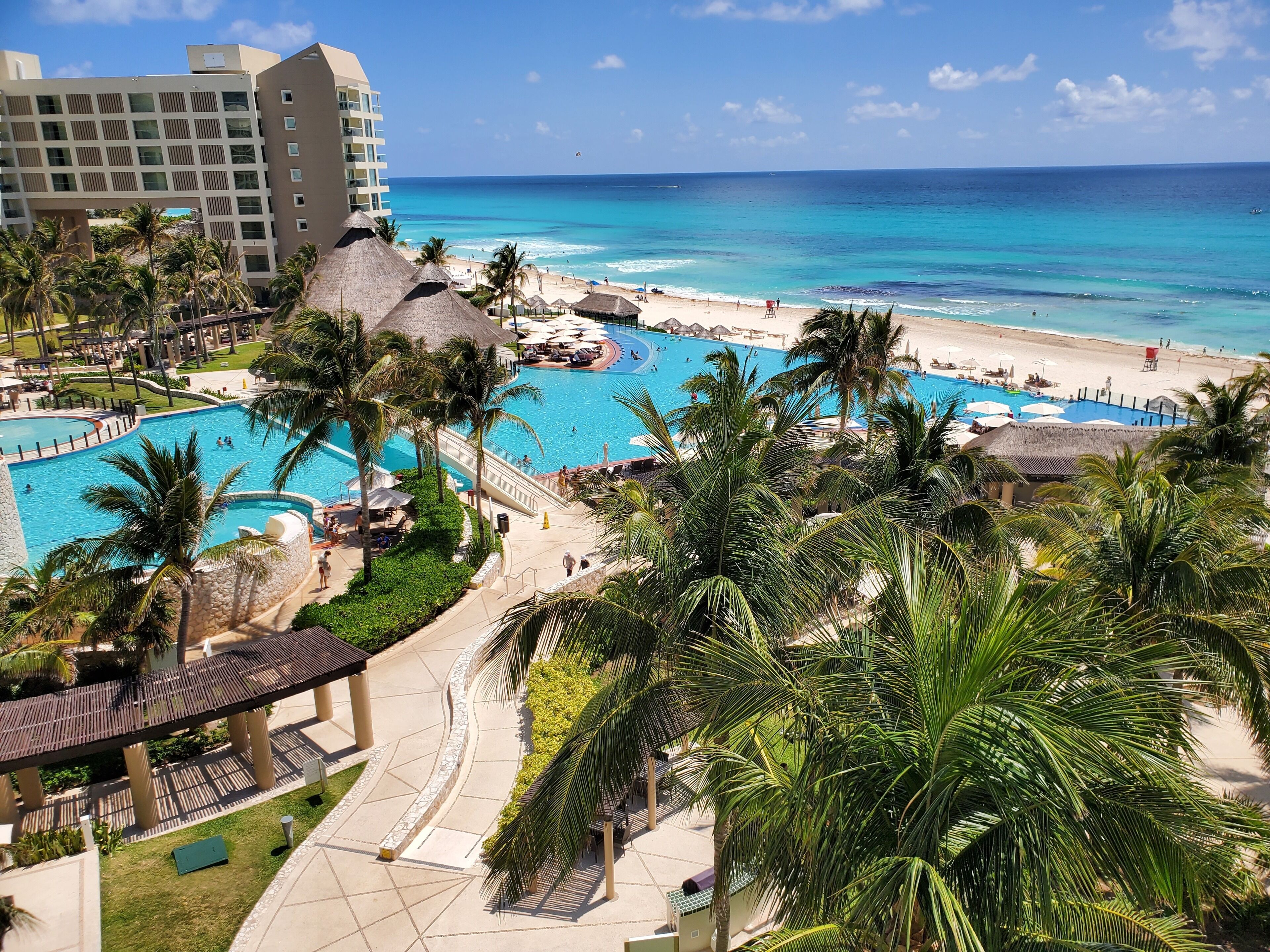 Alberca al aire libre y alberca climatizada