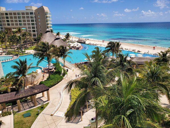 Alberca al aire libre y alberca climatizada