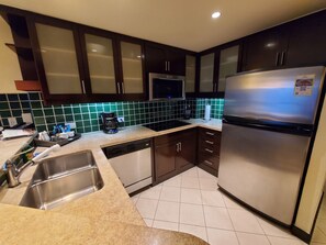 Refrigerador, microondas, parrilla de estufa y lavavajillas 