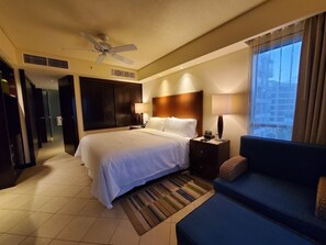 1 habitación, tabla de planchar con plancha y cuna de viaje 