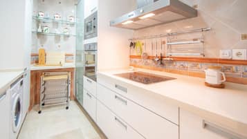 Microondas, horno, placa de cocina y lavavajillas