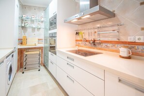Micro-ondes, four, plaque de cuisson, lave-vaisselle