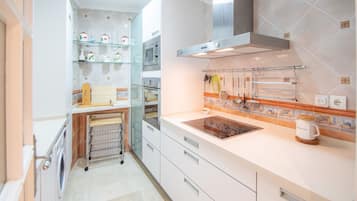 Microondas, horno, placa de cocina y lavavajillas