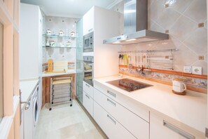 Microonde, forno, piano cottura, lavastoviglie