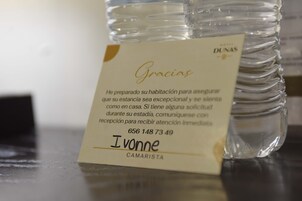 Muebles diferentes, escritorio y espacio para trabajar con laptop 