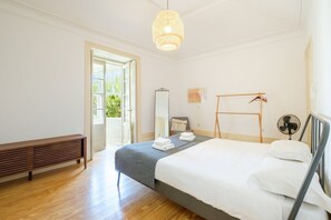 4 bedrooms, desk, iron/ironing board, internet