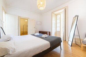 4 habitaciones, escritorio, tabla de planchar con plancha y internet 