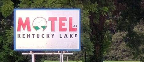 A motel sign with the name 'Motel Kentucky Lake' and a logo.