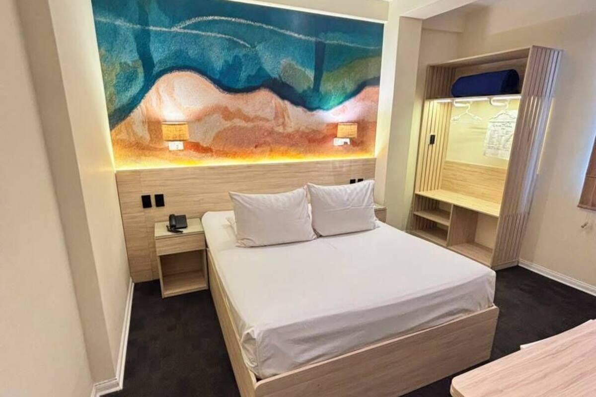 Quarto casal standard | Roupas de cama premium, escrivaninha, quartos à prova de som