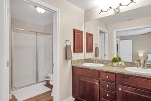 Ensemble douche/baignoire, sèche-cheveux, serviettes fournies, savon