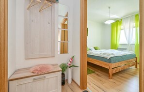 2 slaapkamers, een strijkplank/strijkijzer, reisbedje, gratis wifi