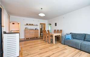 Smart-tv, een open haard en tafelvoetbal