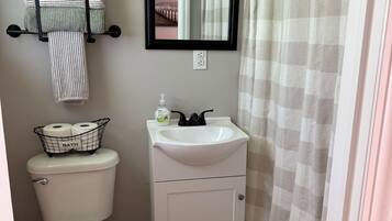 Douche, serviettes fournies, savon, shampoing
