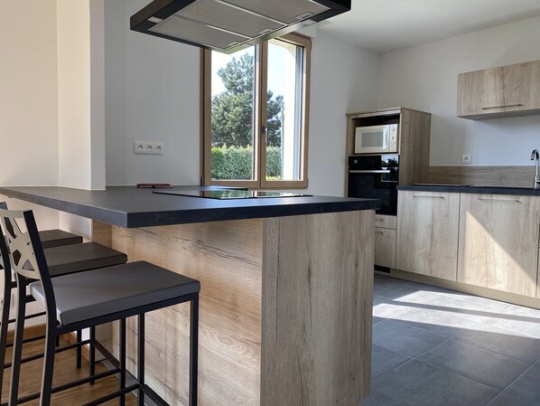 Fridge, microwave, oven, dishwasher - 608 - Fully renovated house near the beach (ERQUY)