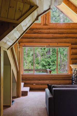 Mökki (Hawthorn) | Oleskelualue | 35–tuumainen televisio, jossa satelliittikanavat