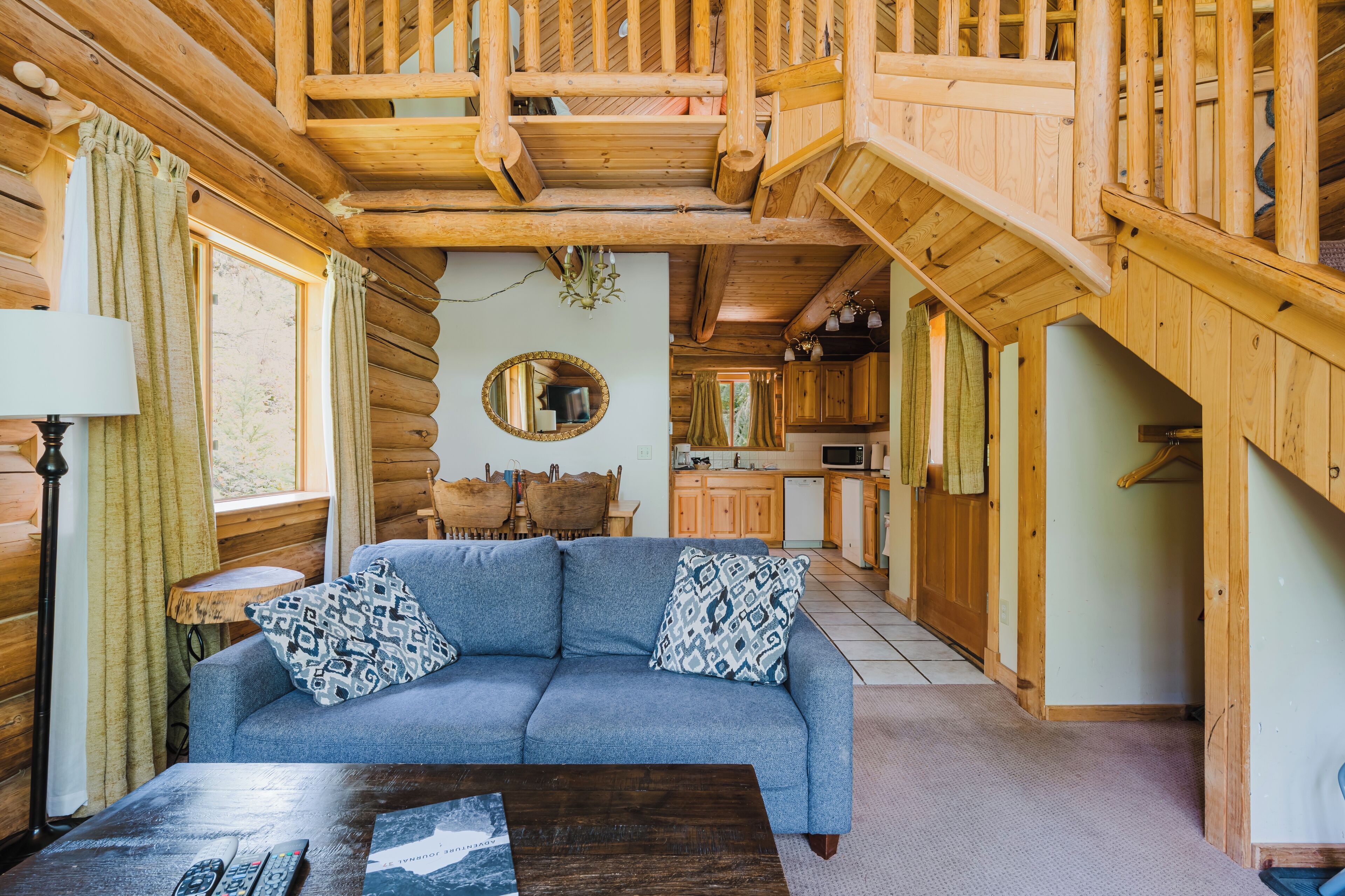 캐빈 (Hawthorn) | 거실 공간 | 위성 채널 시청이 가능한 35인치 TV, 벽난로