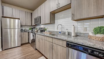 Een koelkast, een magnetron, een oven, een kookplaat