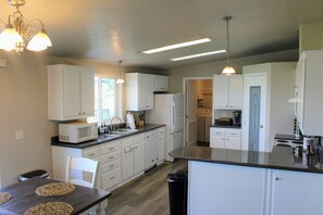 Refrigerador, microondas, horno y parrilla de estufa 