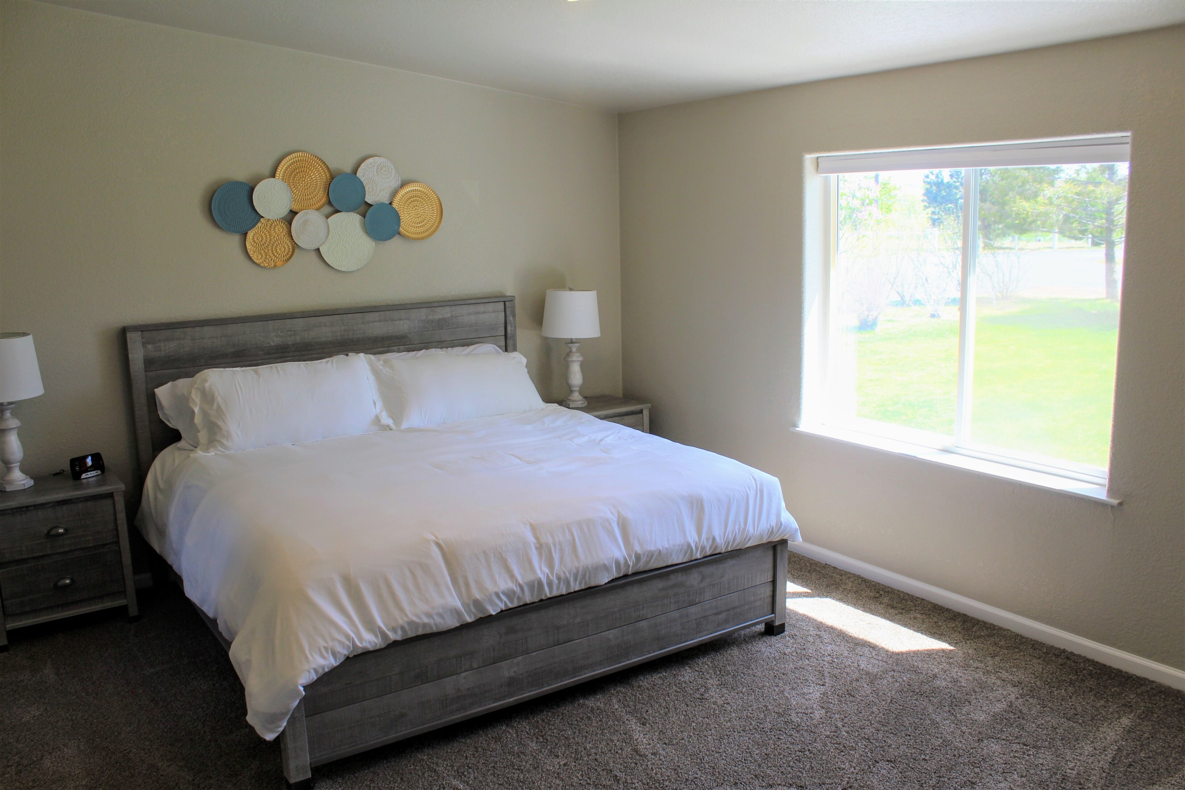 3 habitaciones, tabla de planchar con plancha y cuna de viaje 