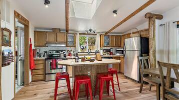 Coffee/tea maker, fridge, microwave, oven